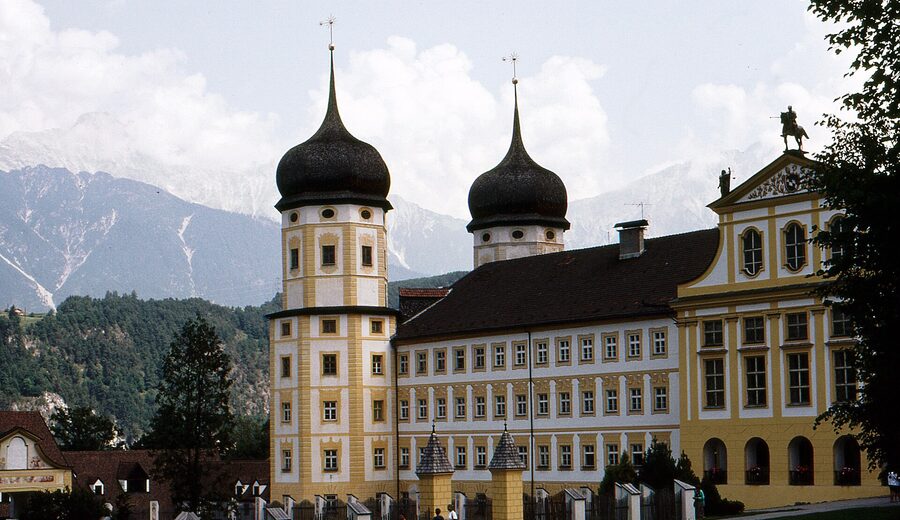 Das Zisterzienserstift Stams mit seiner barocken Stiftskirche
